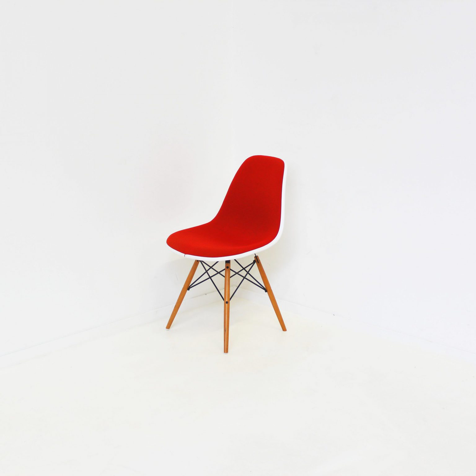 Vitra Eames DSW Design Stoel, Rood/Wit RM Kantoor Alkmaar