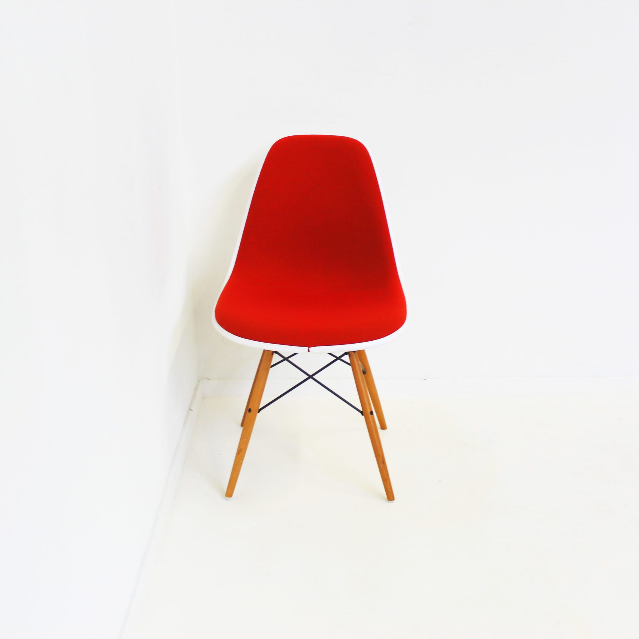 Vitra Eames DSW Design Stoel, Rood/Wit RM Kantoor Alkmaar